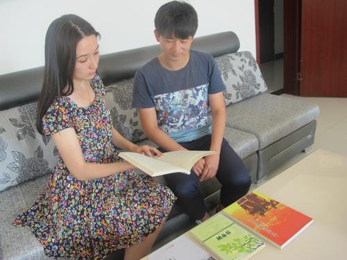 十师文联青年编辑正在拜读新问世的文学作品