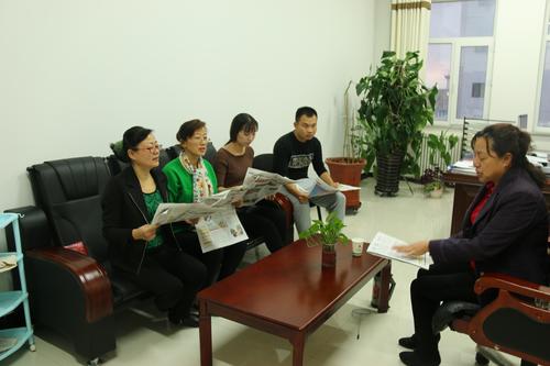 十师妇联主席吴建华带领妇联全体人员学习习近平同志在兵团考察时的重要讲话