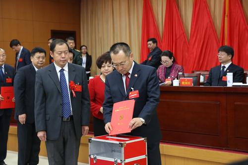 阮伯平,汤建军,王登科,加汗·博拉特汉,段文波在主席台前排就坐首页