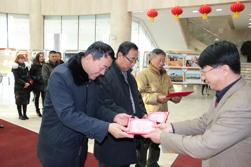北屯市领导为获奖者颁发证书   闻楝摄