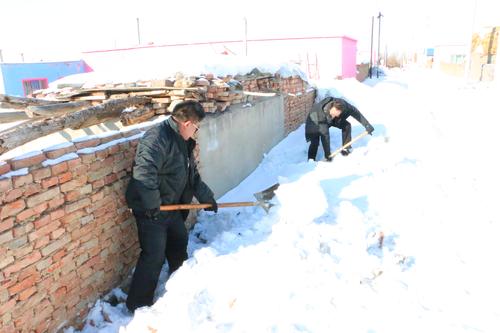 打扫院墙周围积雪