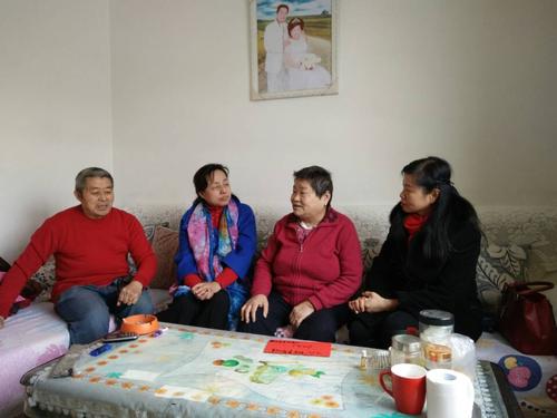吴建华主席慰问天骄街道办贫困母亲陈秀芳