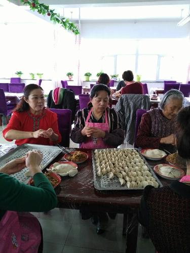 女领导干部联谊会会员在得仁老年公寓包饺子