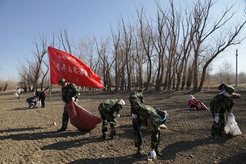 第十师检察院到一八七团捡拾残膜 助力春播