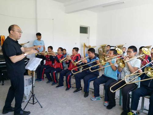 刘伟华 萨克斯国家一级演奏员 在187团中学指导学生