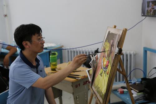 万璐 高级教师 图为指导师市美术教师