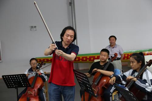 张喆 大提琴国家一级演奏员 为师市艺术特长生上课