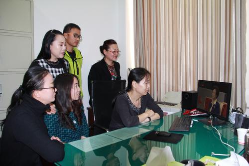 十师北屯市妇联组织机关干部收看女性之声开播仪式