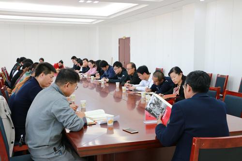 座谈会现场青年认真聆听分享