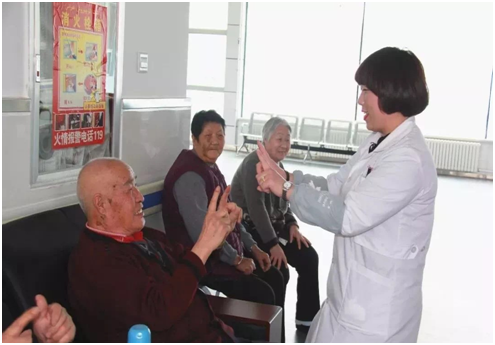 走进新城养老院，医护人员们带领老人们学习“中老年手指保健操”。