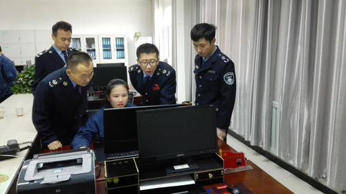 图为：现场指导排污税申报