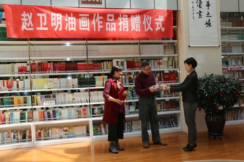 北屯图书馆向赵卫明赠送本土作家的书籍
