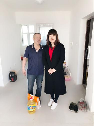 十师北屯市婚姻登记管理处副主任钱翠翠慰问精准扶贫户胡学勇。 十师北屯市婚姻登记管理处副主任钱翠翠慰问精准扶贫户胡学勇。