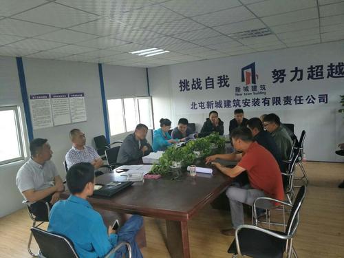 在工地现场与项目部人员座谈（二）