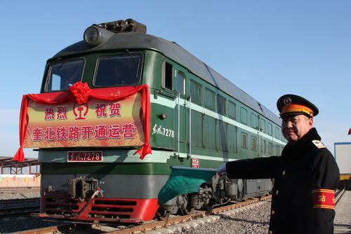 《奎北铁路开通运营》之一。2011年6月1日，北屯客运列车首发彩仪式，结束了阿勒秦地区不通火车的历史。图为首发客运列车缓缓驶出北屯火车站。吴铭摄