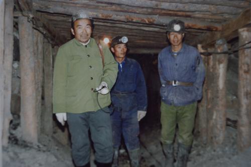 1988年11月10日,煤矿工作在老工作面安全支护下作业。为了保护职工的生命安全，劳动的工作面需要进行支护。建矿初期,矿井下的支护是用木材支护，这种方式劳动强度大，需要木材量多。由于木材抗压力有所局限，遇到工作面突然来压等突发性自然灾害，职工的生命安全受到极大的威胁。