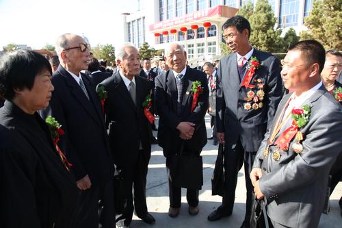 《群英相聚》图片说明，2012年9月27日，十师北屯市召开北屯市一届人大一次会议。图为参加会议的劳模代表 李宏摄