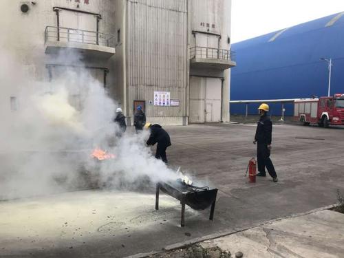 3.3阿克塔克派出所开展灭火器使用演练培训1 3.3阿克塔克派出所开展灭火器使用演练培训1