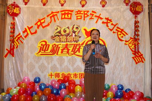 2003年志愿者代表孙晓黎给志愿者做分享