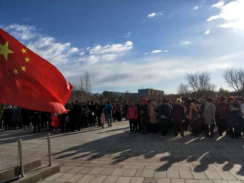 十师党委老干部局开展“红歌颂祖国”歌曲传唱活动，升旗前教场红歌