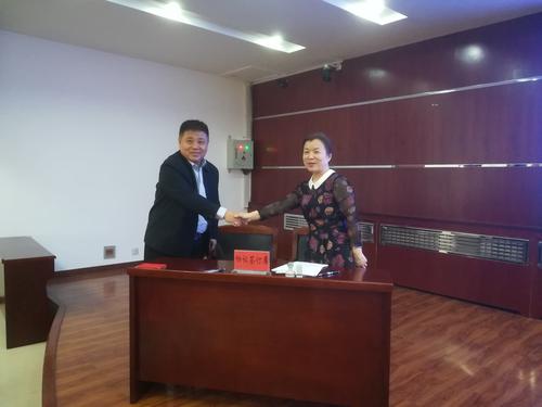 社保局韩立军局长与北屯医院代表汪江燕副院长签订2019年北屯市基本医疗保险定点医疗机构医疗服务协议 社保局韩立军局长与北屯医院代表汪江燕副院长签订2019年北屯市基本医疗保险定点医疗机构医疗服务协议