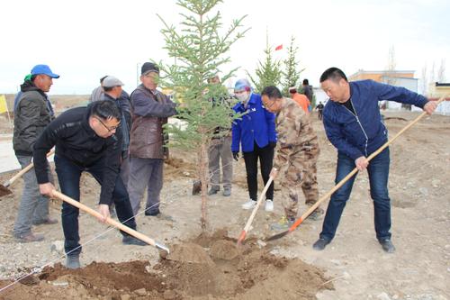 工作队、村“两委”和村民们一起栽种树木、绿化家园