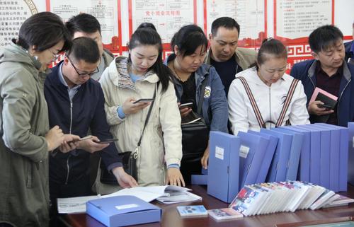 观摩团查看民族团结进步创建相关台账-唐梓伟摄