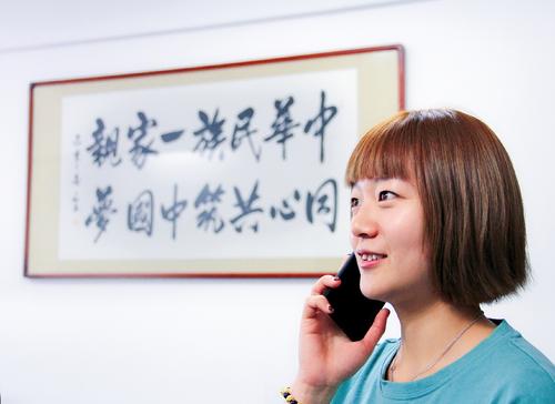 师市创建办工作人员正在试听民族团结彩铃-任俊生摄