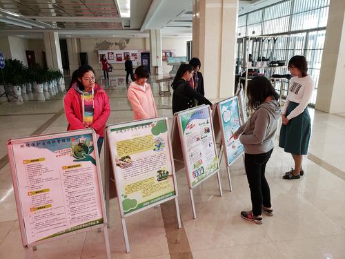 图是职工群众观看《生态文明建设科普宣传挂图》。20190527_112716 图是职工群众观看《生态文明建设科普宣传挂图》。20190527_112716