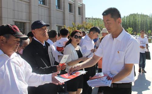 7月1日，师市民创办工作人员在得仁社区发放创建全国民族团结进步示范师市宣传资料 张大帅摄