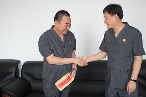 伊春法院一行为挂职干部送去慰问金