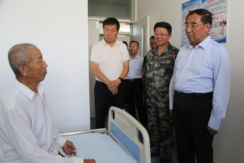 丛斌（右）和董新光（左）在魏国庆陪同下，来到病房了解患者病情