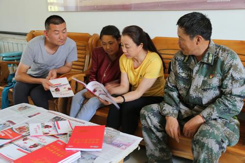 为李青春夫妇赠送《红红的石榴红红的籽》民族团结先进人物故事选编