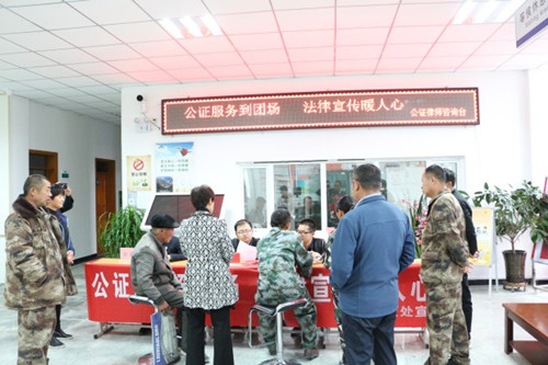 10月17日,十师律师行业以“不忘初心、牢记使命”公益法侓服务走进185团，与该团司法所干警深入社区开展了法律援助宣传活动。此次活动共发放各类法治宣传资料和法律援助便民卡等 100余份，接受群众法律咨询20余人次，收到了较好的法治效果和社会效果 (3)_副本