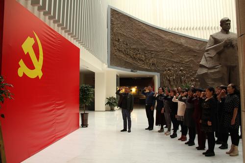 教育局党组走进师市博物馆进行党性教育 (1)