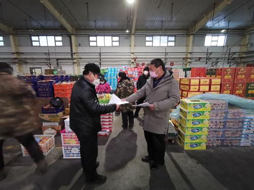 商务局在市场发放疫情宣传单