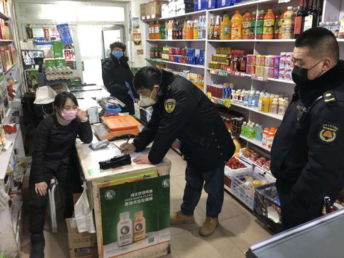 张敏带领第9工作组检查超市防疫情况