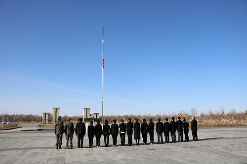图为：师市党委党校降半旗