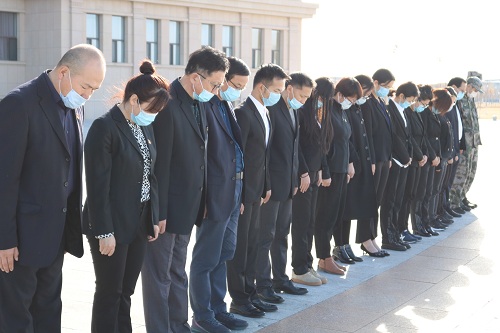 图为：师市党委党校全体教职工默哀