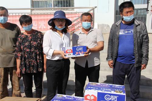 新疆大罗素马铃薯制品有限公司负责人为低收入群体代表发放慰问品