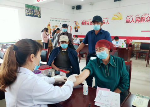 一八三团医院医护人员为村民抽血化验