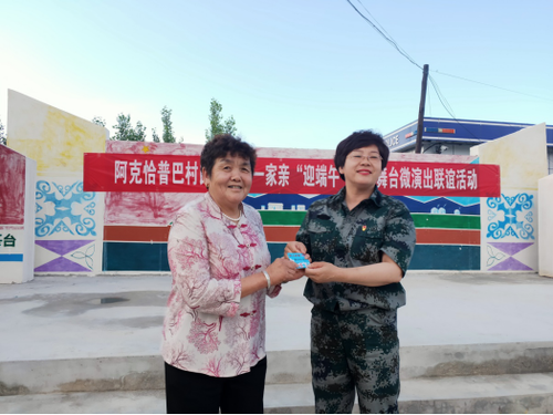 第一书记张燕为村民李华容颁发“好人好事积分卡