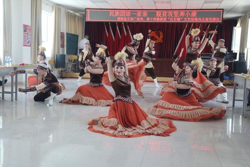 2020年5月20日，秦剧团“红石榴”文艺轻骑兵赴福海县喀拉玛盖镇解特阿热勒镇阿勒尕村，演出时的一个场景。