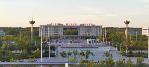 机关大楼周围绿树成荫、鲜花环绕。张峰 摄 机关大楼周围绿树成荫、鲜花环绕。张峰 摄