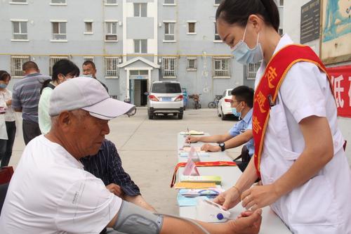 医院志愿者们为居民免费测量体温