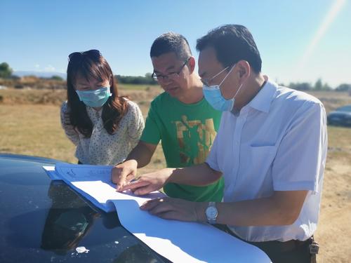 第十师北屯市党委副书记副政委宣传部部长统战部部长李鸿强在181团调研兴边富民行动项目    安有太摄