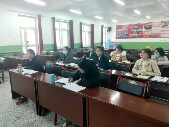 新入职教师认真学习研讨