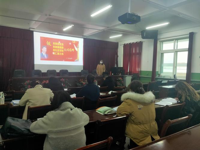 资深教师对新入职教师进行培训2
