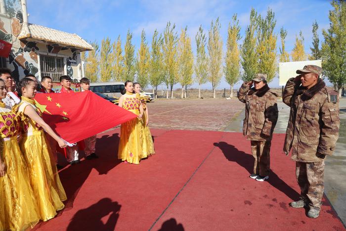 10月7日，第十师秦剧团“红石榴”文艺轻骑兵远赴边境团场 186团， 慰问付永强夫妇进行慰问，付永强夫妇向演员们敬礼。图文：张庆国