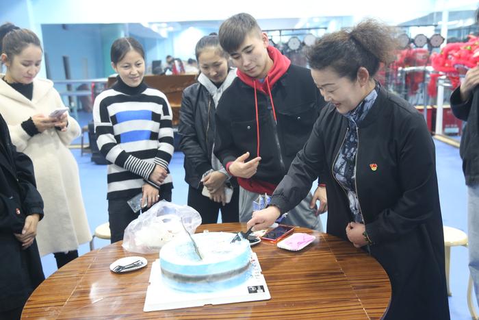 11月7日，秦剧团“红石榴”文艺轻骑兵的排练厅里，一场祝贺扎恩哈尔·叶尔太生日的活动展开，大家围在一起同唱生日祝福歌，就像一家人一样，宁向红亲手切开了蛋糕，把美好的祝福送给在场的每一个人。